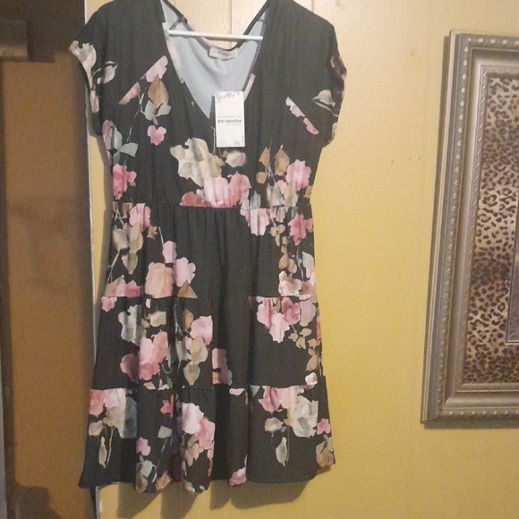 eesome Dresses & Skirts - eesome Floral V-Neck Dress
